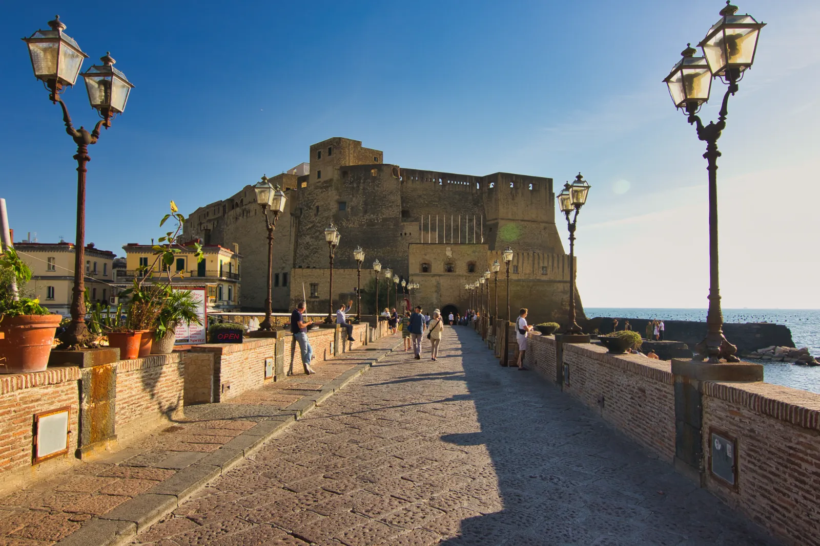 Zugang über die Promenade zum Castel dell’Ovo