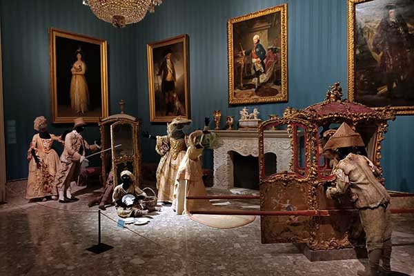 Historische Kutsche und Figuren in Capodimonte