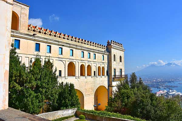 Außenansicht der Certosa di San Martino mit Vesuv