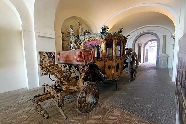 Historische Prunkkarosse im Museum San Martino